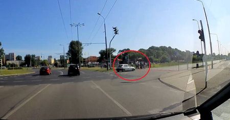 Przejechał przez skrzyżowanie na czerwonym. Kierowca wyhamował w ostatniej chwili!