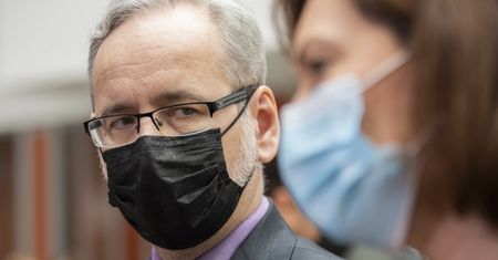 Zgromadzenia spontaniczne nadal zakazane? Minister chciał uniknąć odpowiedzi