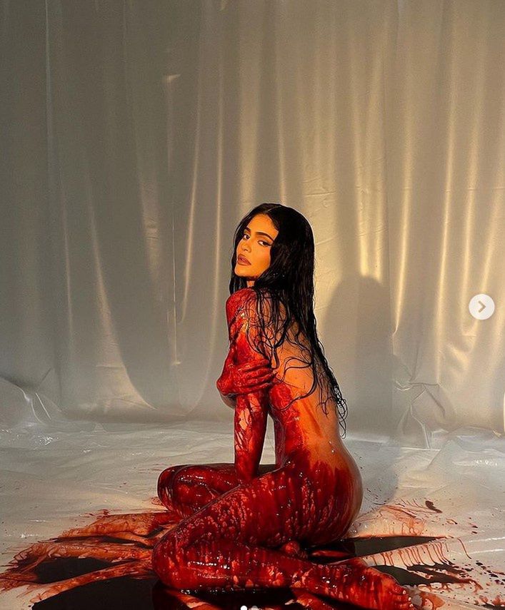 Kylie Jenner we krwi promuje linię kosmetyków