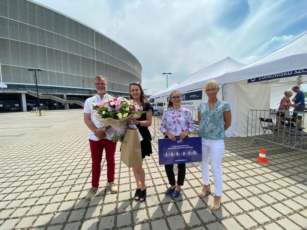 Koronawirus. 100 tys. szczepień na Stadionie Wrocław. Nietypowy prezent dla pani Magdy