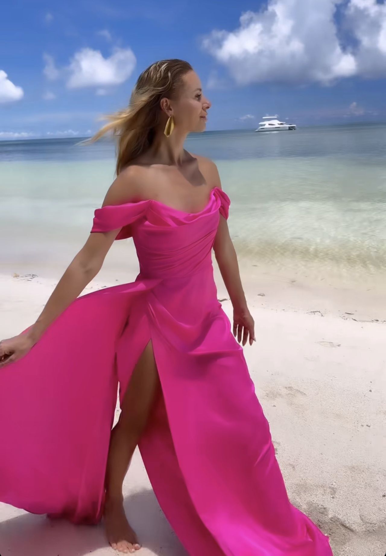 Izabela Janachowska w różowej sukni na plaży