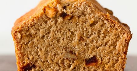 Ontbijtkoek - pełne korzennych przypraw ciasto śniadaniowe
