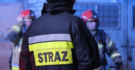 Groźny pożar garażu przy ul. Wyzwolenia. Na miejscu siedem zastępów straży pożarnej