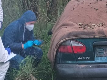 Znaleziono samochód i dwa ciała. Policja zatrzymała sześć osób