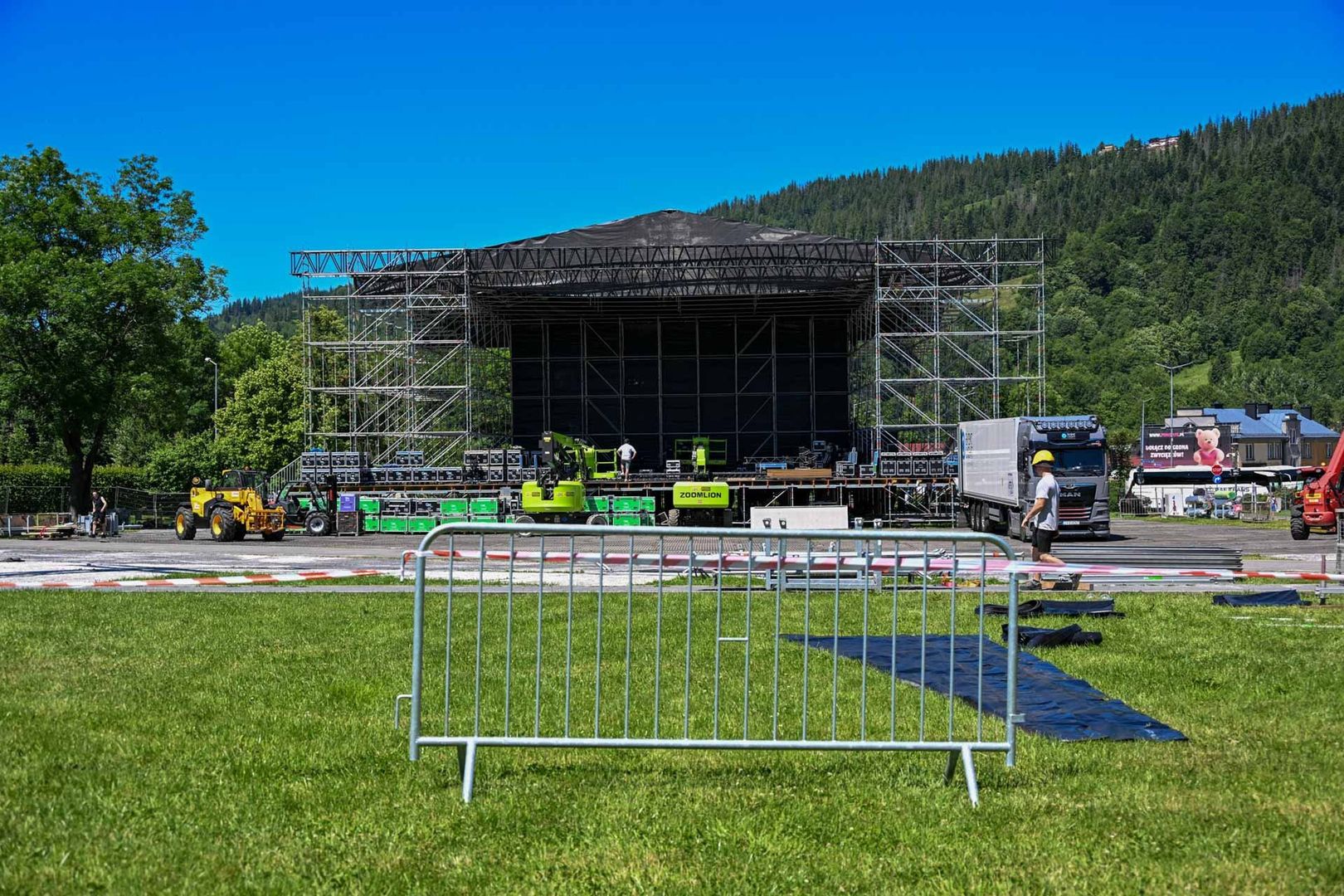 Budowa sceny na Równi Krupowej w Zakopanem
