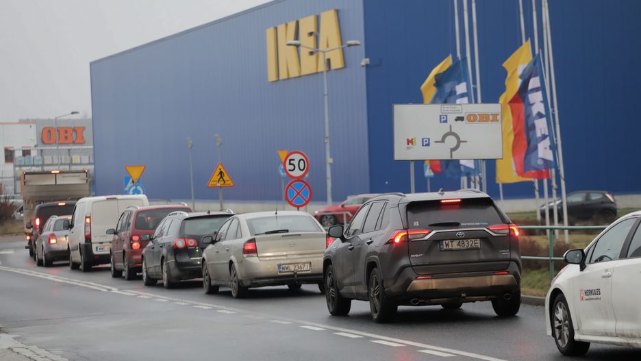 Marki, 18.12.2021. Ruch przed jednym z centrów handlowych w podwarszawskich Markach, 18 bm. To ostatni weekend przed Bożym Narodzeniem. (sko) PAP/Albert Zawada