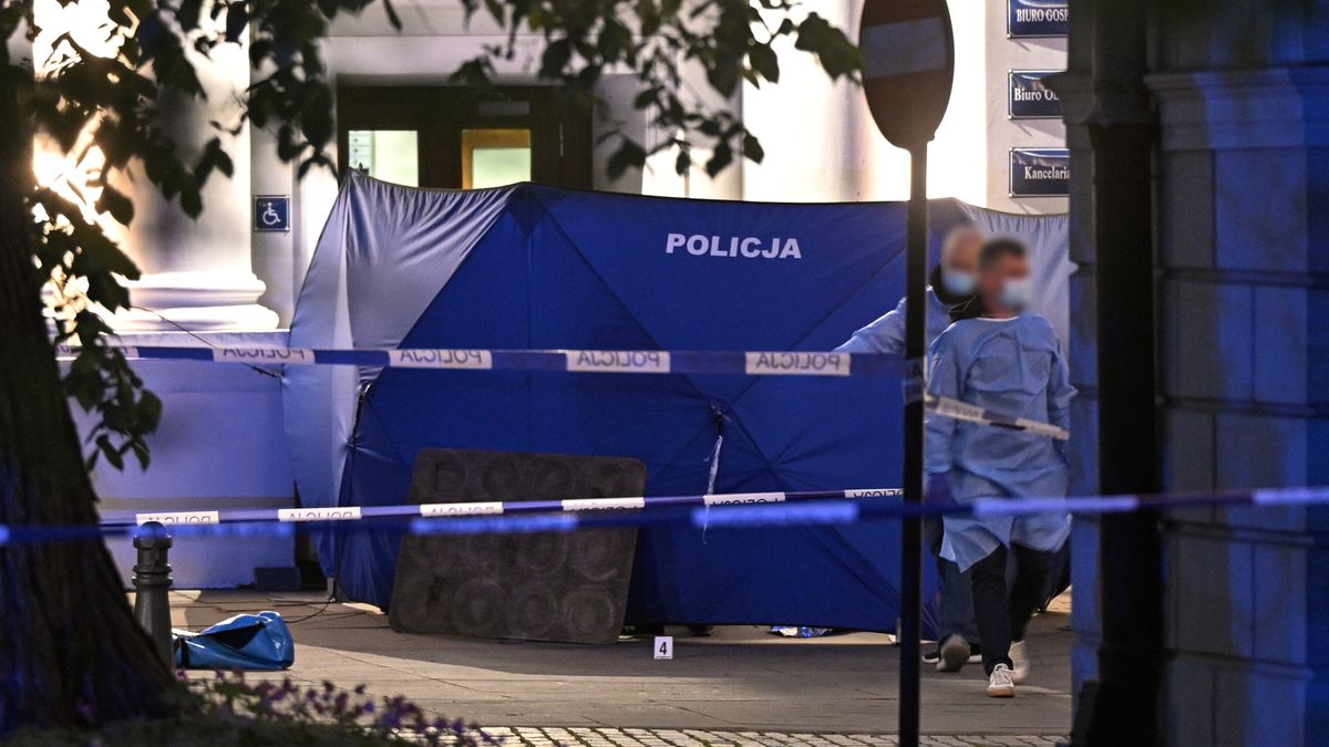 Warszawa, 07.05.2025. Działania służb na terenie Kampusu Głównego UW w Warszawie, 7 bm. Przed godziną 19 doszło do napaści z użyciem siekiery na pracownicę uczelni. Zaatakowana kobieta nie żyje, druga osoba została ranna. Policja zatrzymała napastnika. (amb) PAP/Radek Pietruszka ***Do tego materiału zdjęciowego dostępna jest również depesza w systemie CSI, pt.: Zabójstwo na UW; nie żyje portierka, ochroniarz w stanie krytycznym (krótka 2)***