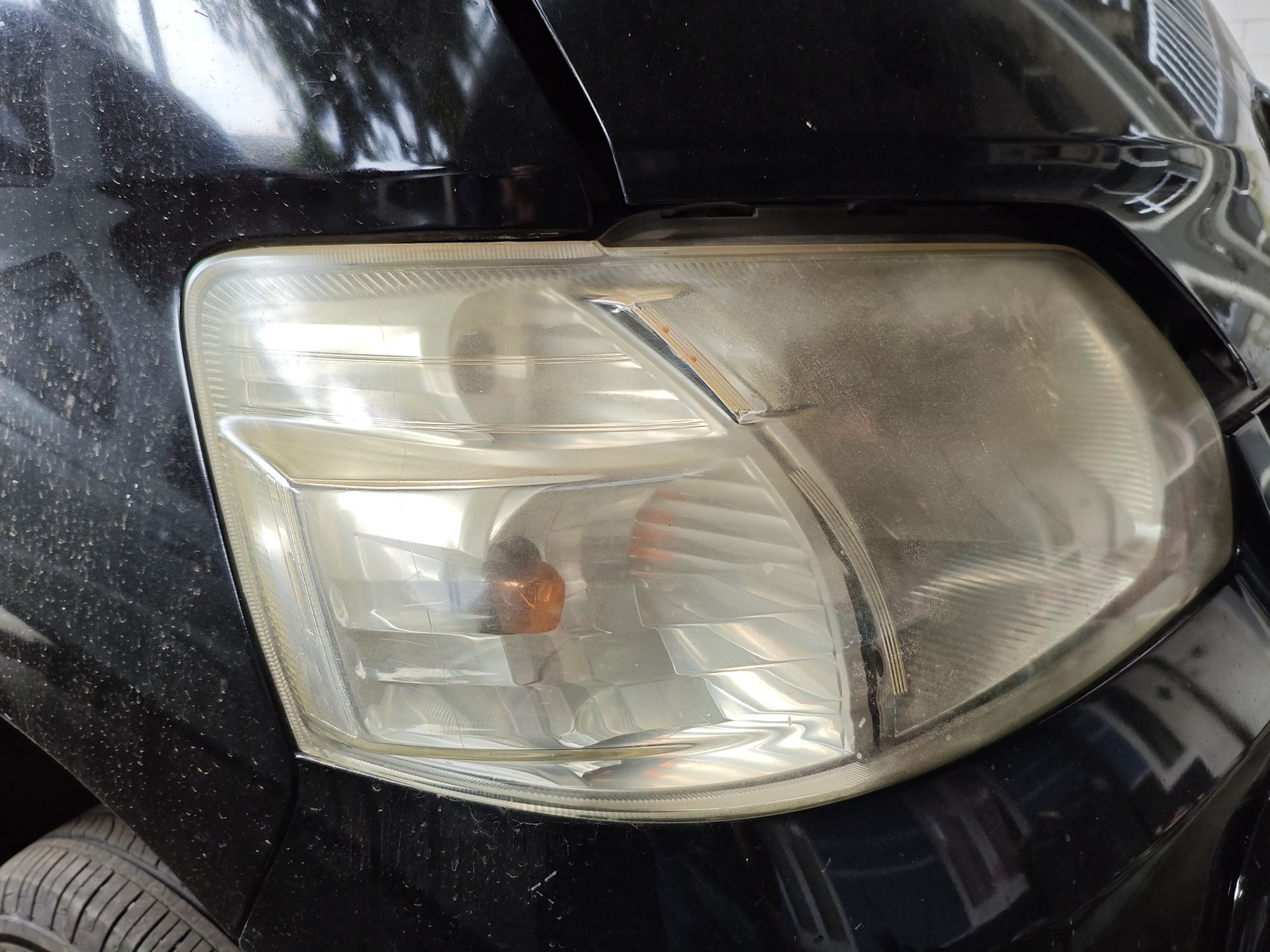Pożółkły i zmatowiony reflektor auta