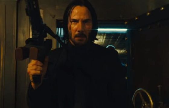 Keanu Reeves, Halle Berry i Anjelika Huston w filmie "John Wick 3"