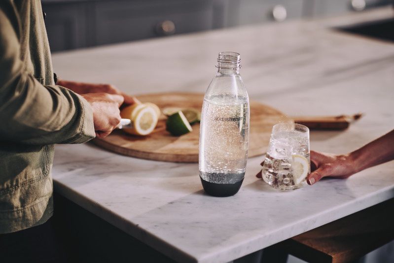 "Zamień jednorazowe butelki na lepsze" – mały krok, realna zmiana. Kampania SodaStream prezentuje bąbelkową rewolucję