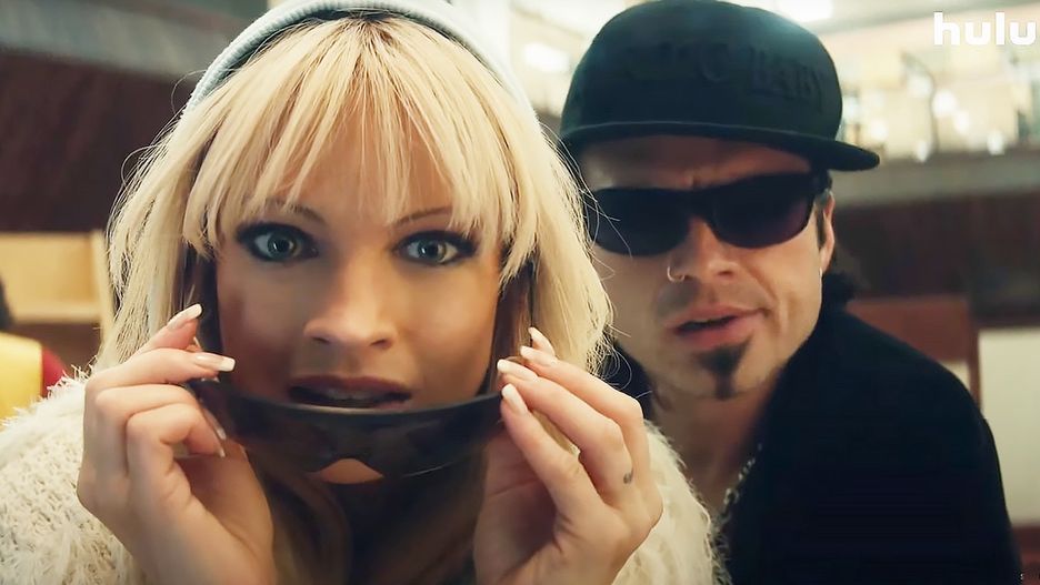Lily James i Sebastian Stan jako Pamela Anderson i Tommy Lee