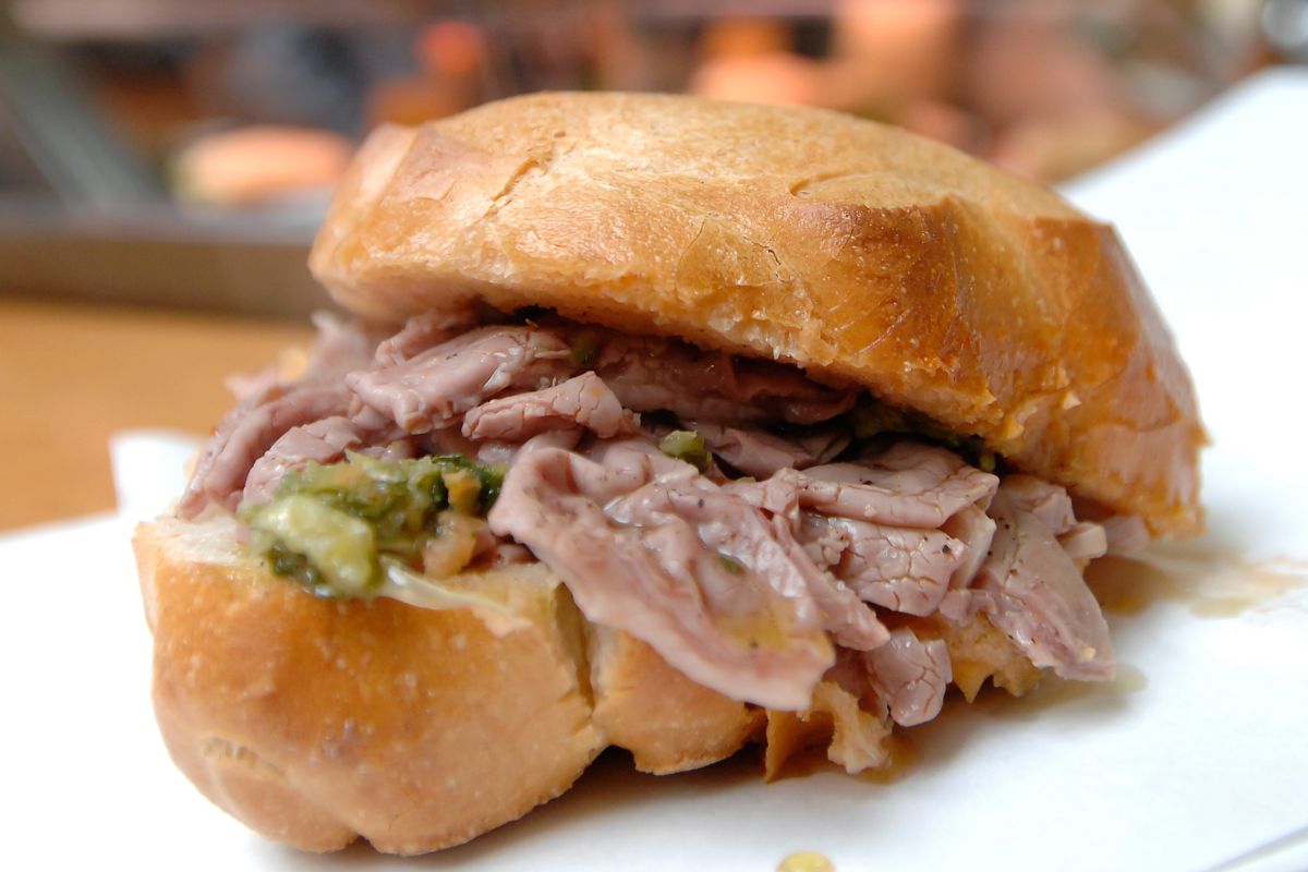 Włosi się zajadają, a turystom cierpnie skóra. Główny składnik tej kanapki budzi duży niesmak