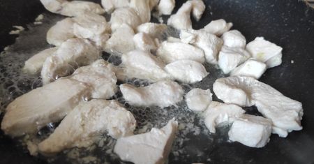 Biała piana podczas smażenia kurczaka. Wielu nie ma pojęcia, co oznacza