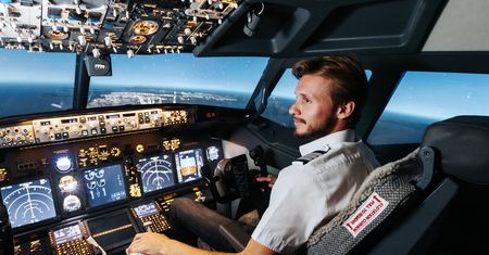 Tyle naprawdę zarabia pilot linii komercyjnych. Szczerze zdradził, ile wpływa na konto