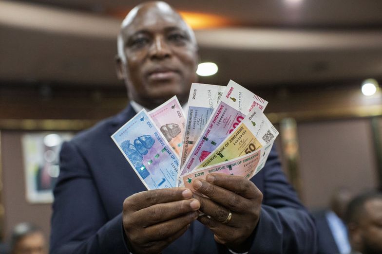 John Mushayavanhu prezentuje nowe banknoty w walucie Zimbabwe Gold 