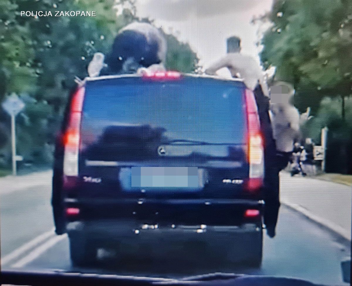 Kierowca przewożący pasażerów na dachu busa w Zakopanem usłyszał zarzut