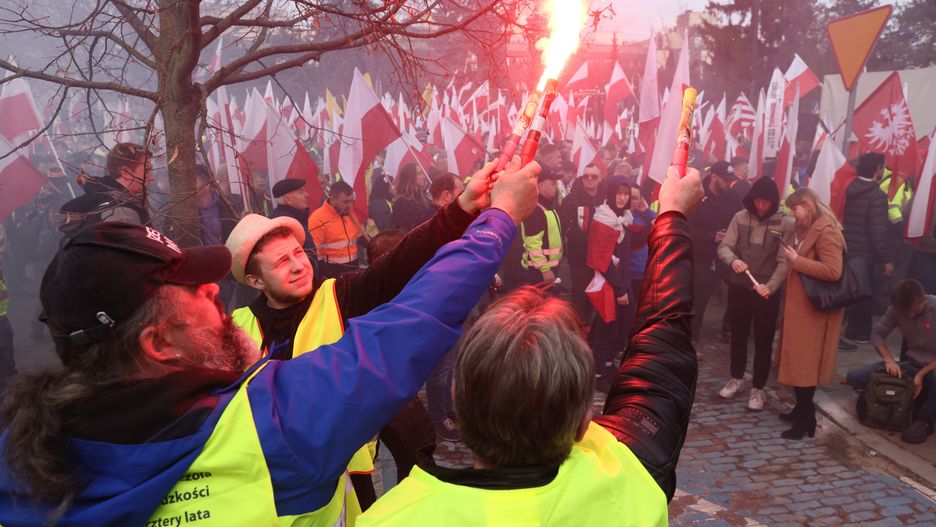 Warszawa, 27.02.2024. Protest rolników "Gwiaździsty Marsz na Warszawę" na Rondzie Dmowskiego, 27 bm. Protestujący doszli pod Sejm. Rolnicy z całej Polski kontynuują protesty. Ich powodem jest m.in. niedawna decyzja Komisji Europejskiej o przedłużeniu bezcłowego handlu z Ukrainą do 2025 roku, a także sprzeciw wobec prowadzonej przez Unię Europejską polityce Zielonego Ładu. (mr) PAP/Leszek Szymański
