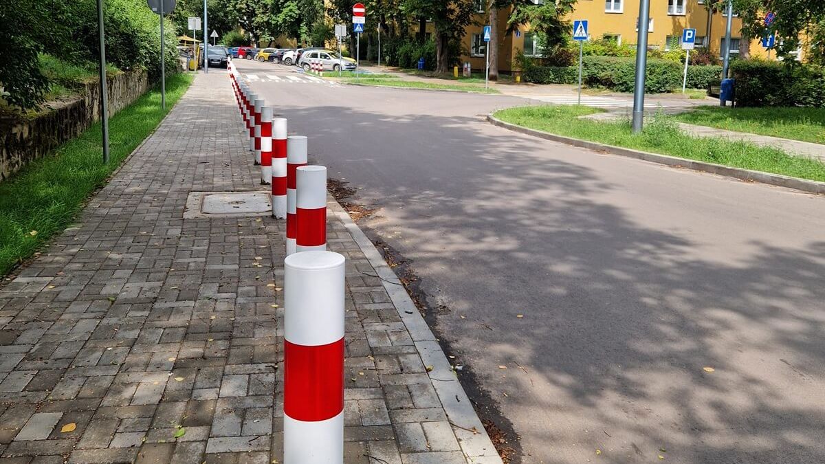 Słupki na chodniku na ul. Wallenroda