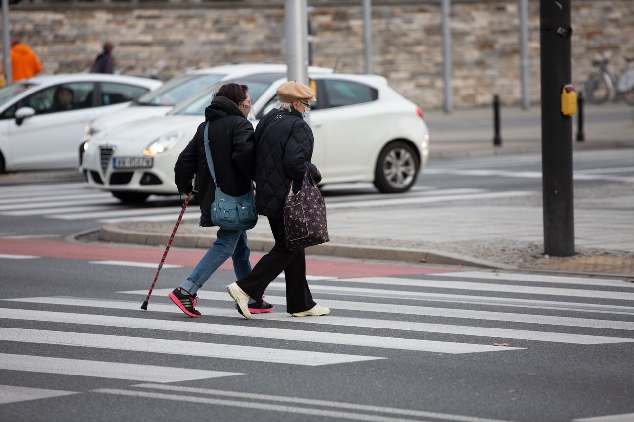 Seniorka straciła 670 tys. zł. Myślała, że przekazuje je policjantowi