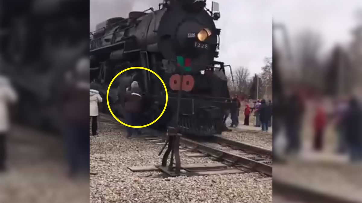 Fotografka prawie wpadła pod pociąg. Zaczepił o jej kurtkę 1