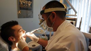 Dentysta na NFZ w nocy, weekendy i święta. Boli ząb? Ci stomatolodzy przyjmują za darmo, "od ręki". Pogotowie dentystyczne bez umawiania