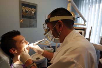 Dentysta na NFZ w nocy, weekendy i święta. Boli ząb? Ci stomatolodzy przyjmują za darmo, "od ręki". Pogotowie dentystyczne bez umawiania