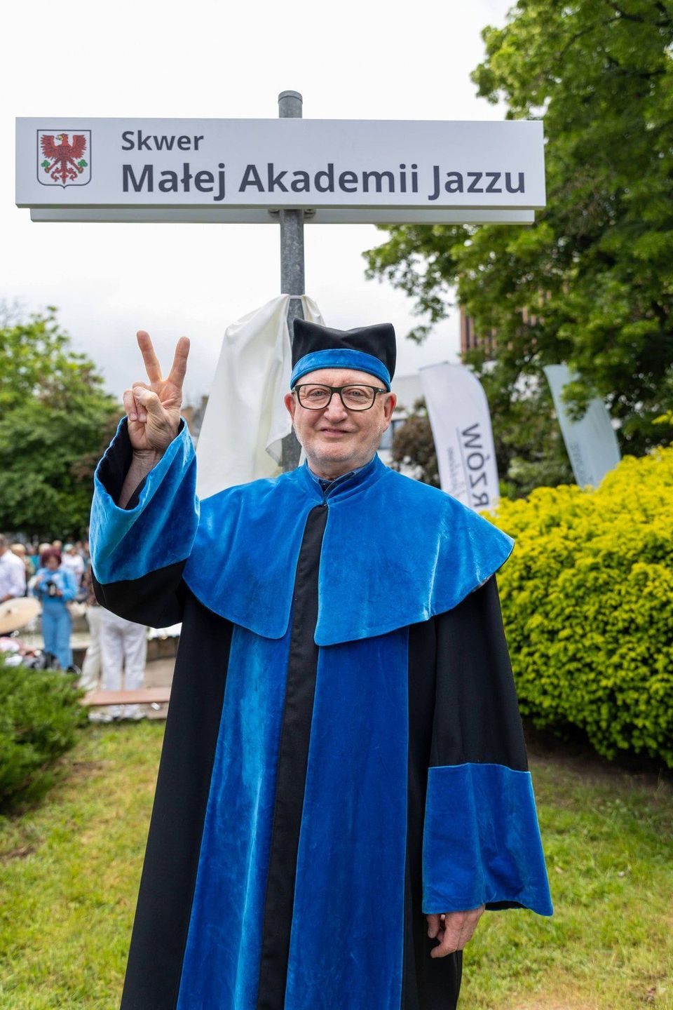 Autorem wizerunku tablic – pierwszą można już zobaczyć na skwerze Małej Akademii Jazzu - jest Łukasz Kulczyński, na co dzień fotograf magistratu.