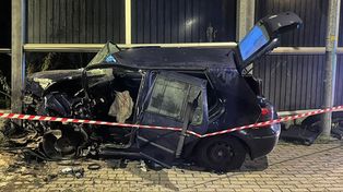 Podolsze: Pijany 19-latek ciężko ranny po dachowaniu volkswagena. Jechał bez prawa jazdy
