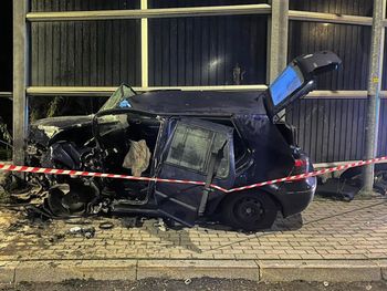 Podolsze: Pijany 19-latek ciężko ranny po dachowaniu volkswagena. Jechał bez prawa jazdy