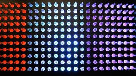 Niesamowita ściana z butelek i diod LED (wideo) 1