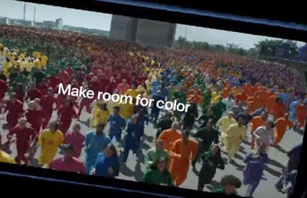 Tysiące biegaczy w kolorowych kombinezonach w nowej reklamie Apple (wideo)