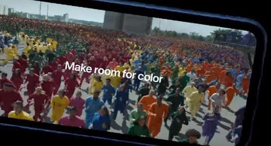 Tysiące biegaczy w kolorowych kombinezonach w nowej reklamie Apple (wideo)