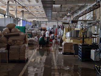 Polska rusza na pomoc zalanej fabryce słodyczy. Powtórka z paluszków?