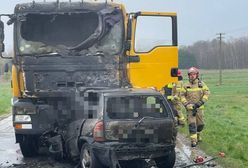 Opel stanął w ogniu po zderzeniu z ciężarówką. W pojeździe znaleziono zwłoki
