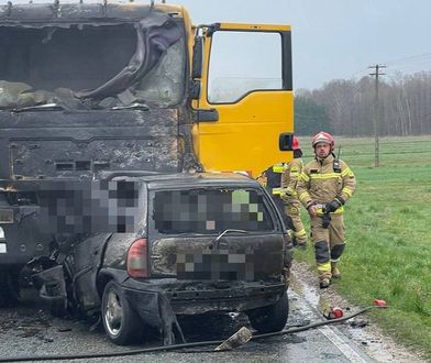 Opel stanął w ogniu po zderzeniu z ciężarówką. W pojeździe znaleziono zwłoki