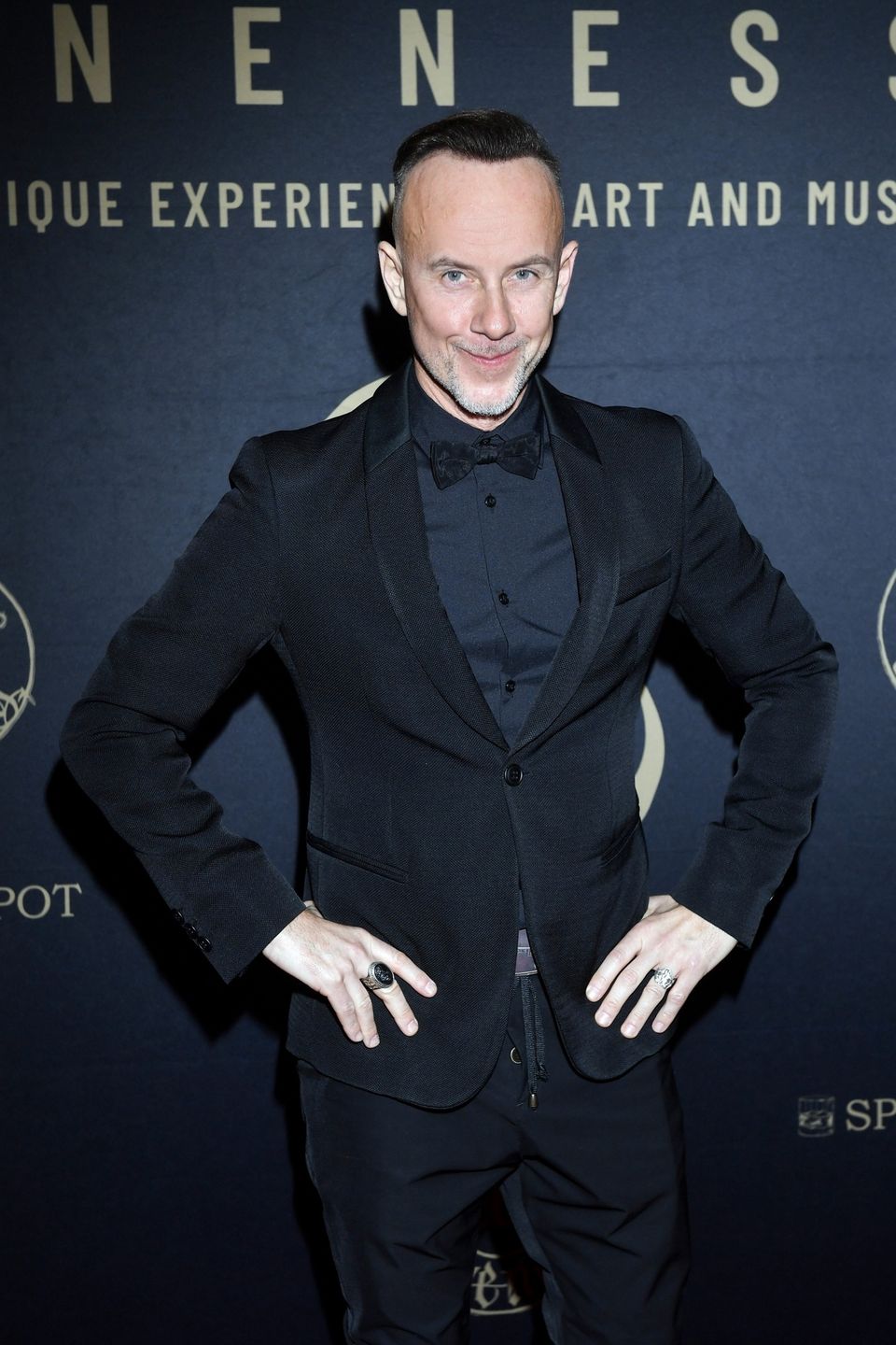 Nergal prezentuje nową fryzurę i kpi z Bruce'a Willisa