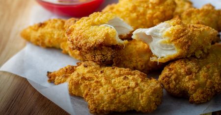 Nuggetsy z kurczaka robię w ten sposób. Dzieci nie chcą słyszeć o jedzeniu ich na mieście
