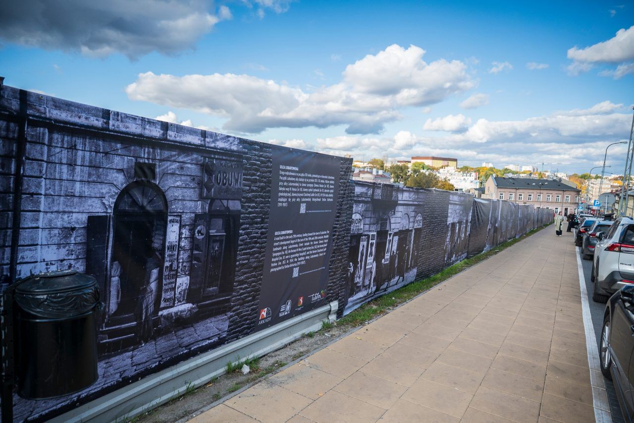 Lublin: Wystawa zdjęć dawnego Lublina na ogrodzeniu po budynku Arkad