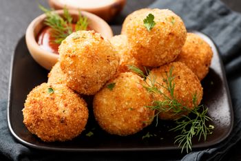 Po rosole została porcja mięsa? Zrób z nich chrupiące kulki