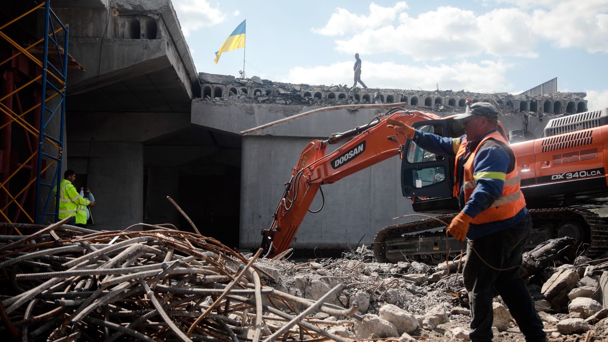 Robotnicy i specjalistyczny sprzęt zaangażowani w odbudowę mostu na rzece Irpin, który został zniszczony 25 lutego w celu powstrzymania ofensywy wojsk rosyjskich