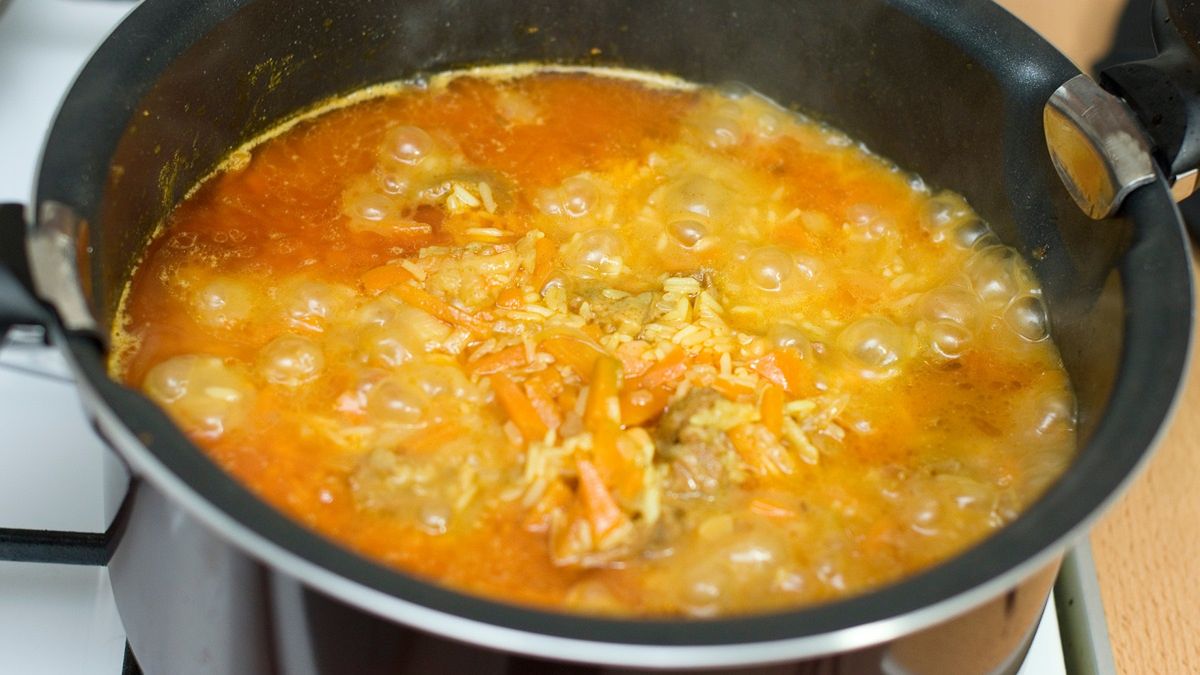 Wystarczy puszka zielonego groszku. W kwadrans wyczarujesz treściwą zupę na chłodny dzień