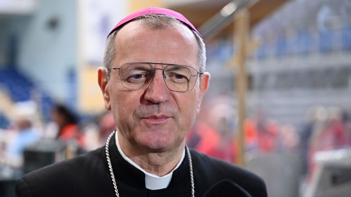 Sopot, 19.04.2024. Wielka Sobota. Metropolita gdański bp Tadeusz Wojda podczas śniadania wielkanocnego dla osób potrzebujących, 19 bm. w Hali 100-lecia w Sopocie. Wydarzenie zostało zorganizowane przez Caritas Archidiecezji Gdańskiej, Miasto Sopot oraz Miejski Ośrodek Pomocy Społecznej w Sopocie. (mr) PAP/Marcin Gadomski