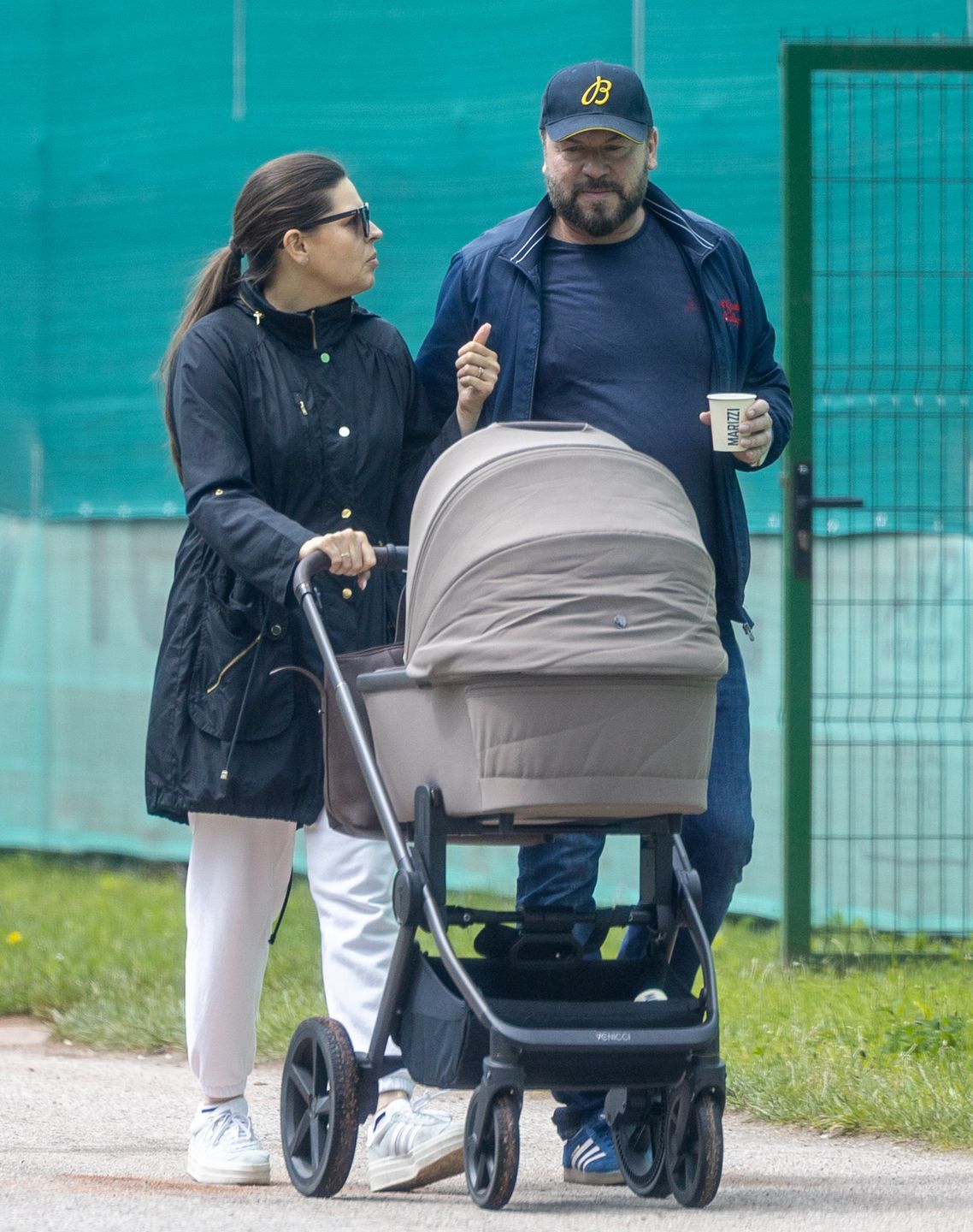 Michał Milowicz spaceruje z synem i młodszą o 13 lat ukochaną 