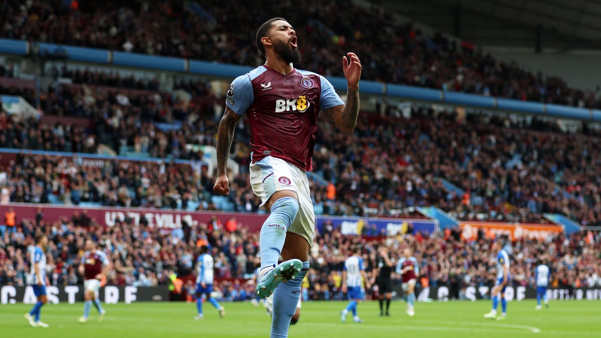 Douglas Luiz podczas meczu z przemoczoną koszulką