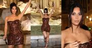 Turystka Kim Kardashian wygina się przed Fontanną di Trevi w KUSEJ MINI (ZDJĘCIA)