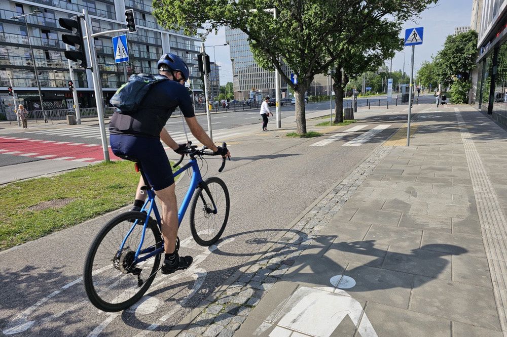 Pełnoprawne przejście dla pieszych na drodze rowerowej