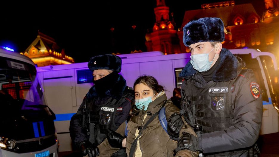 Anti-war protests continue in RussiaMOSCOW, RUSSIA - MARCH 02: âSecurity forces take anti-war protesters into custody in Moscow, Russia on March 02, 2022. (Photo by Sefa Karacan/Anadolu Agency via Getty Images)Anadolu Agencyanti-war protesters, moscow, russian attacks in ukraine