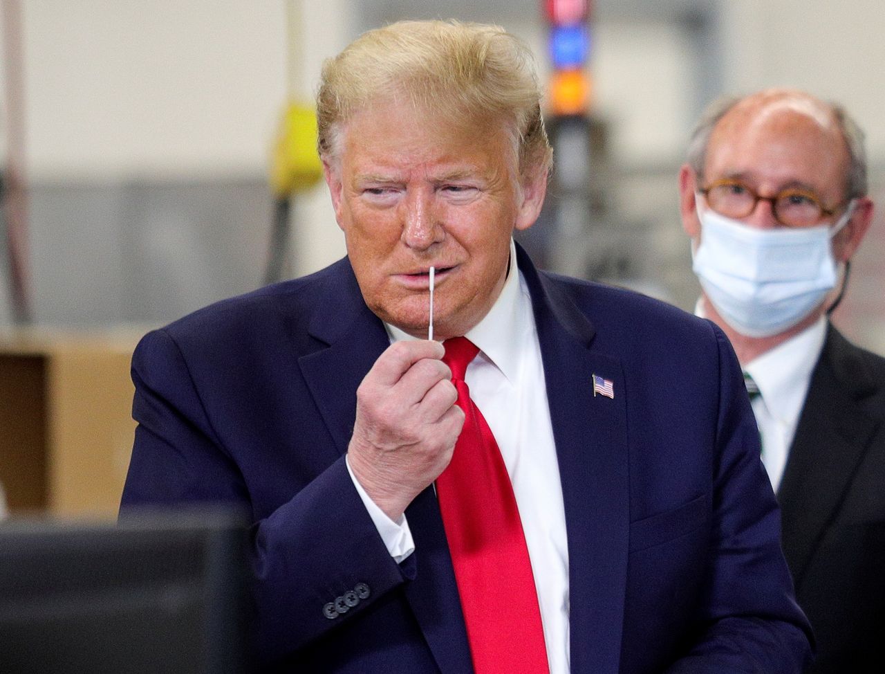 Donald Trump odwiedził fabrykę wacików. Przez jeden błąd produkt jest do wyrzucenia