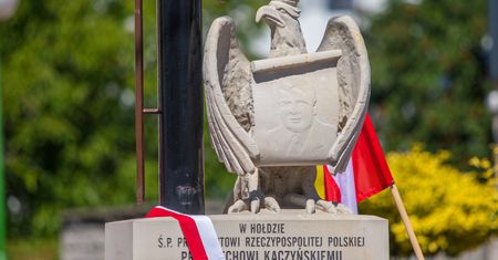 Znieważył pomnik Lecha Kaczyńskiego. Policja szuka sprawcy
