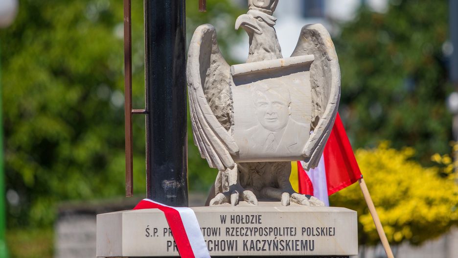 Pomnik upamiętniający śp. prezydenta RP Lecha Kaczyńskiego w Opolu Lubelskim
